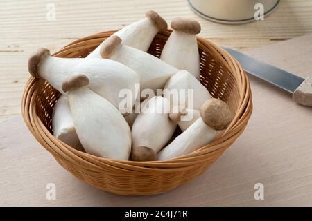 Cestino con minicassoli di ostriche fresche crude Foto Stock