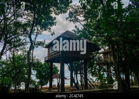 La casa di alberi brunglows sulla spiaggia di Long Set, Koh Rong, Cambogia Foto Stock