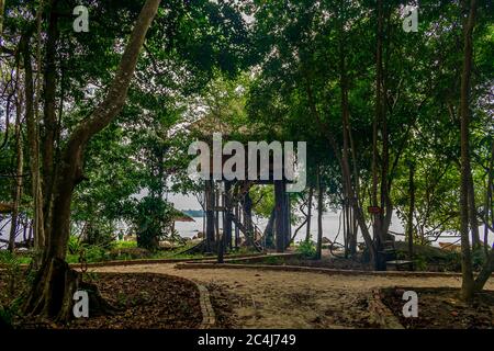 La casa di alberi brunglows sulla spiaggia di Long Set, Koh Rong, Cambogia Foto Stock