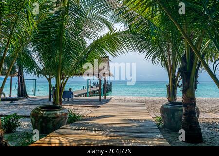 Il molo principale del Sok San Resort, Sok San Beach, Koh Rong, Cambogia Foto Stock