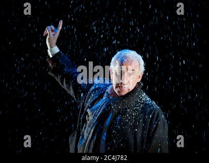 Simon Crallow in A CHRISTMAS CAROL di Charles Dickens al Teatro dell'Arte, Londra WC2 10/12/2011 progettato e diretto da Tom Cairns illuminazione: Andreas Fuchs Foto Stock