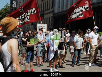 Kiev, Ucraina. 27 Giugno 2020. Attivisti ucraini partecipano ad un raduno con la richiesta di legalizzazione della cannabis di fronte all'Ufficio Presidenziale di Kiev, Ucraina, il 27 giugno 2020. Secondo i media, gli attivisti chiedono alle autorità di consentire ai pazienti di accedere al trattamento con farmaci a base di cannabis. Credit: ZUMA Wire/Alamy Live News Credit: ZUMA Press, Inc./Alamy Live News Foto Stock