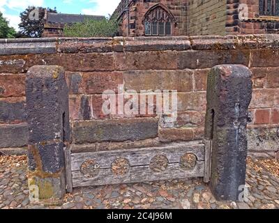 Stock di villaggio di Budworth grande, dispositivo di limitazione della punizione per i piedi, Northwich, Cheshire, Inghilterra del Nord Ovest, Regno Unito - punizione corporale Foto Stock