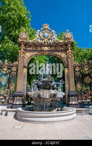 Porte e fontana in ferro battuto dorato, Stanislas plaza, patrimonio dell'umanità dell'UNESCO, Nancy, Meurthe et Moselle (54), regione Grand Est, Francia Foto Stock