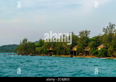 La casa di alberi brunglows sulla spiaggia di Long Set, Koh Rong, Cambogia Foto Stock