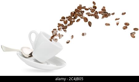 i chicchi di caffè fuoriescono da una tazza isolata in bianco Foto Stock