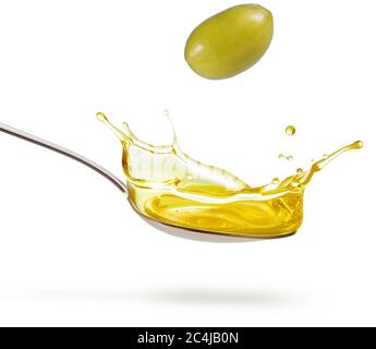 olive verdi che cadono su un cucchiaio di olio isolato su bianco Foto Stock