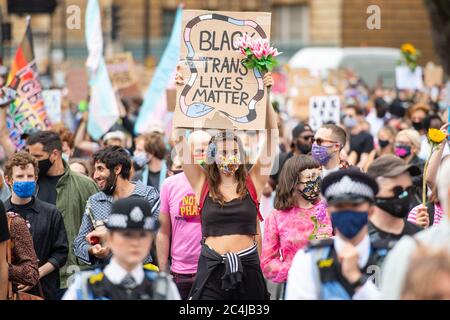 La gente partecipa ad una marcia Black Trans Lives Matter da Hyde Park, Londra, il giorno in cui Pride a Londra avrebbe avuto luogo, a seguito di una serie di proteste per la materia Black Lives in tutto il Regno Unito. Foto Stock