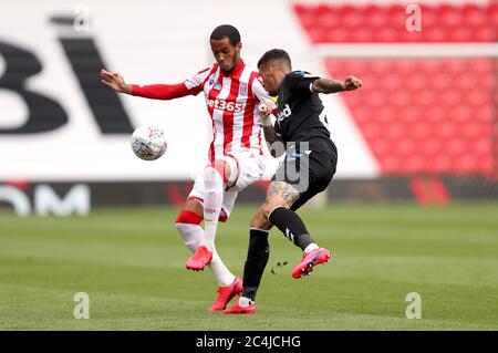 Tom Ince di Stoke City (a sinistra) durante la partita del campionato Sky Bet allo stadio bet365, Stoke. Foto Stock