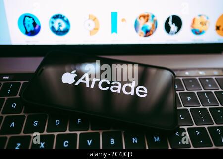 IPhone con il logo Apple arcade sullo schermo Foto Stock