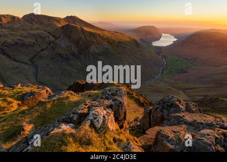 Bella Sunset High Up in montagna con Wastwater Lake in Distance, Lake District, UK. Foto Stock