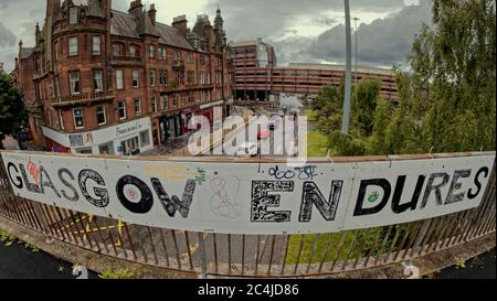 Glasgow, Scozia, Regno Unito 27 giugno 2020: Glasgow sopporta il segno sul ponte pedonale di charing cross sembra più relebvant proprio ora che in qualsiasi momento durante il virus co vid 19 che è stato messo in su durante. Credit: Gerard Ferry/Alamy Live News Foto Stock