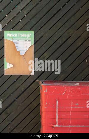 Forme astratte viste in un angolo trascurato di un parcheggio vicino ad un supermercato. Foto Stock