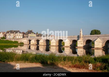 La charite-sur-Loire e il bridge Nievre (58), regione Borgogna, Francia Foto Stock