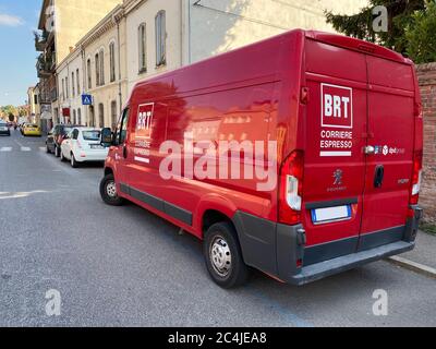 Ferrara, Italia. 27 giugno 2020. Corriere espresso BRT Bartolini a Ferrara, Italia. Credit: Filippo Rubin/Alamy Foto Stock