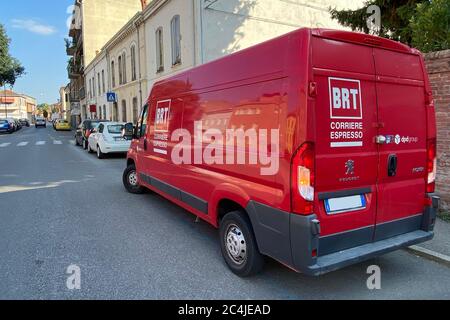 Ferrara, Italia. 27 giugno 2020. Corriere espresso BRT Bartolini a Ferrara, Italia. Credit: Filippo Rubin/Alamy Foto Stock