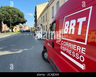 Ferrara, Italia. 27 giugno 2020. Corriere espresso BRT Bartolini a Ferrara, Italia. Credit: Filippo Rubin/Alamy Foto Stock
