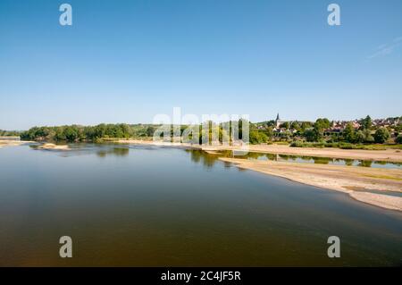 La Loira e il villaggio di Pouilly-sur-Loire, Nievre (58), regione della Borgogna, Francia Foto Stock