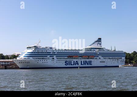 M/S Silja Serenade, un incrociatore di proprietà della compagnia navale estone Tallink Gruppp e operante con il marchio Siljan Line, a Helsinki, Finlandia. Foto Stock