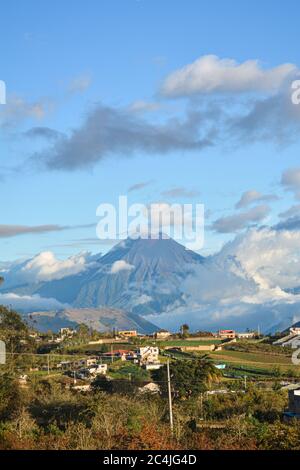 Vulcano Tungurahua situato nel paese Ecuador Foto Stock