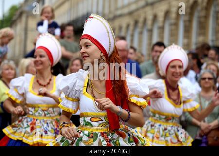I ballerini del gruppo Afon sistema si esibiscono in abiti tradizionali a Bath Carnival, Somerset, Inghilterra, Regno Unito.15 luglio 2017 Foto Stock