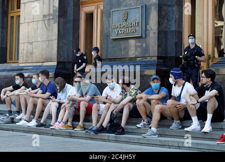 Kiev, Ucraina. 27 Giugno 2020. I manifestanti siedono fuori dall'Ufficio del Presidente durante la marcia di FreedomLe partecipanti chiedono la riforma del funzionario ucraino della politica statale sulle droghe e la depenalizzazione dell'uso di marijuana e cannabis medica. Credit: SOPA Images Limited/Alamy Live News Foto Stock