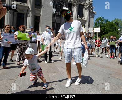 Kiev, Ucraina. 27 Giugno 2020. Un padre e un figlio partecipano durante la marcia della libertà fuori dall'Ufficio del Presidente di Kiev. I partecipanti chiedono la riforma del funzionario ucraino della politica statale sulle droghe e la depenalizzazione dell'uso di marijuana e cannabis medica. Credit: SOPA Images Limited/Alamy Live News Foto Stock