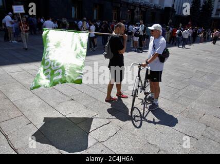 Kiev, Ucraina. 27 Giugno 2020. I manifestanti si riuniscono fuori dall'Ufficio del Presidente durante la cosiddetta marcia della libertà fuori dall'Ufficio del Presidente di Kiev. I partecipanti chiedono che il funzionario ucraino riformerà la politica statale sulle droghe e depenalizzi l'uso della marijuana e della cannabis medica. Credit: SOPA Images Limited/Alamy Live News Foto Stock