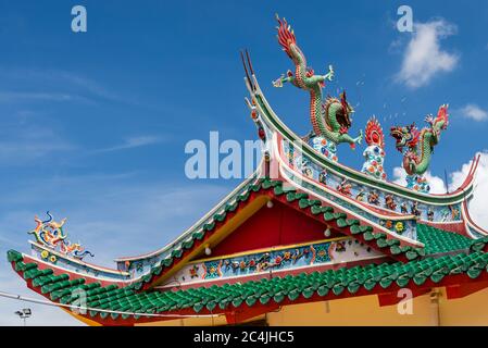 Miri, Sarawak, Malesia: Vista dettagliata di un tetto decorato del tempio taoista 'Tuta Pek Kong' Foto Stock