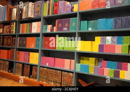 Stack di Quran sul ripiano. Libro religioso Quran impilato in scaffale per la vendita. Disponibile in Varie lingue in un negozio di libri. Libri islamici in vendita, UN Foto Stock