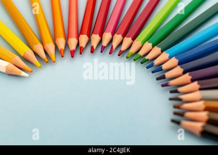 una serie di matite colorate allineate a forma di arcobaleno Foto Stock