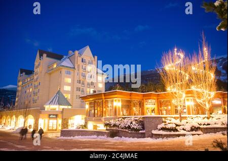 Whistler, BC, Canada: Fairmont Chateau Whistler e Milestones al tramonto d'inverno – Stock Photo Foto Stock