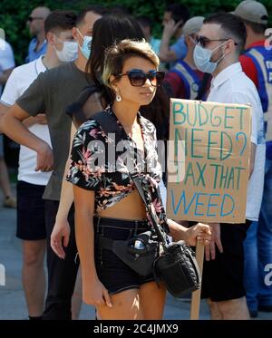 Kiev, Ucraina. 27 Giugno 2020. Gli attivisti partecipano a un raduno con la richiesta di legalizzazione della cannabis di fronte all'Ufficio Presidenziale. Secondo i media, gli attivisti chiedono alle autorità di consentire ai pazienti di accedere al trattamento con farmaci a base di cannabis. Credit: ZUMA Wire/Alamy Live News Foto Stock