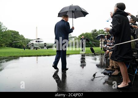 Washington, Stati Uniti d'America. 20 Giugno 2020. Il presidente Donald J. Trump parla con i giornalisti sul prato meridionale della Casa Bianca Sabato 20 giugno 2020, prima di salire a bordo di Marine One per iniziare il suo viaggio a Tulsa, Okla. Persone: Presidente Donald Trump Credit: Storms Media Group/Alamy Live News Foto Stock