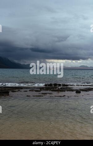 Guardando attraverso lo stretto di El Rio verso l'isola di Lanzarote da la Graciosa/Graciosa, Isole Canarie, Spagna Foto Stock