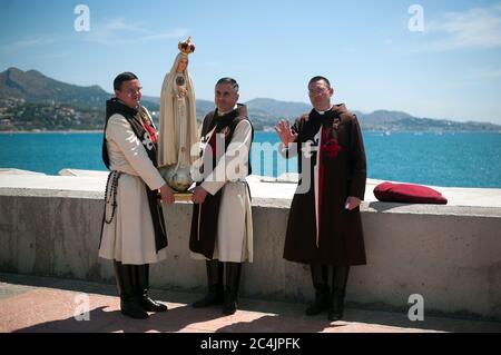 Malaga, Spagna. 27 Giugno 2020. Credenti di 'Heraldo del Evangelio', parte dell'associazione cattolica brasiliana, che porta la vergine di Fatima nella passeggiata sulla spiaggia di la Malagueta durante una calda giornata estiva.UN'onda di calore attraversa il paese con alte temperature, secondo l'Agenzia Meteorologica Spagnola. Credit: Jesus Merida/SOPA Images/ZUMA Wire/Alamy Live News Foto Stock