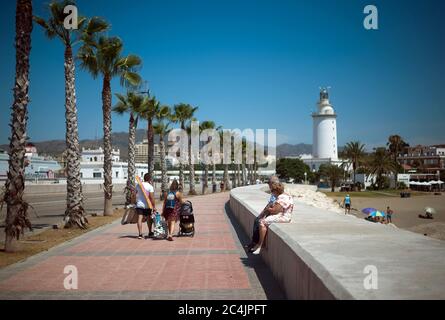 Malaga, Spagna. 27 Giugno 2020. Vista generale della passeggiata sulla spiaggia di la Malagueta, mentre si vedono le persone a piedi durante una calda giornata estiva.UN'onda di calore attraversa il paese con alte temperature, secondo l'Agenzia Meteorologica Spagnola. Credit: Jesus Merida/SOPA Images/ZUMA Wire/Alamy Live News Foto Stock