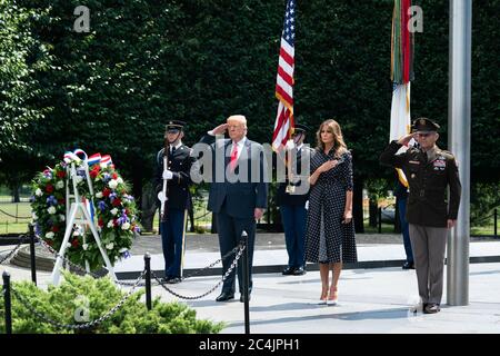 Washington, Stati Uniti d'America. 25 Giugno 2020. Il presidente Donald J. Trump e la First Lady Melania Trump, insieme al generale dell'esercito degli Stati Uniti, Omar Jones, partecipano a una cerimonia di deposizione della corona al Korean War Veterans Memorial di Washington, DC giovedì 25 giugno 2020, in onore del 70° anniversario della guerra di Corea. Persone: Presidente Donald J. Trump e First Lady Melania Trump Credit: Storms Media Group/Alamy Live News Foto Stock