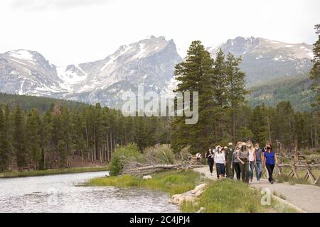 La seconda Signora Karen Pence, unita a sua figlia Charlotte Pence Bond, Vice Segretario degli interni Katherine MacGregor, e ospiti del Rocky Mountain National Park, partecipa a un'escursione al lago Sprague giovedì 25 giugno 2020, presso il Rocky Mountain National Park di Estes Park, Colo People: Seconda Signora Karen Pence, Charlotte Pence Bond Credit: Storms Media Group/Alamy Live News Foto Stock