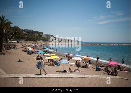 Malaga, Spagna. 27 Giugno 2020. Vista generale della spiaggia di la Caleta mentre la gente si fa prendere il sole durante una calda giornata estiva. UN'onda di calore attraversa il paese con alte temperature, secondo l'Agenzia Meteorologica Spagnola. Credit: Jesus Merida/SOPA Images/ZUMA Wire/Alamy Live News Foto Stock