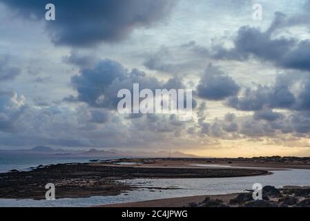 Guardando attraverso lo stretto di El Rio verso l'isola di Lanzarote da la Graciosa/Graciosa, Isole Canarie, Spagna Foto Stock