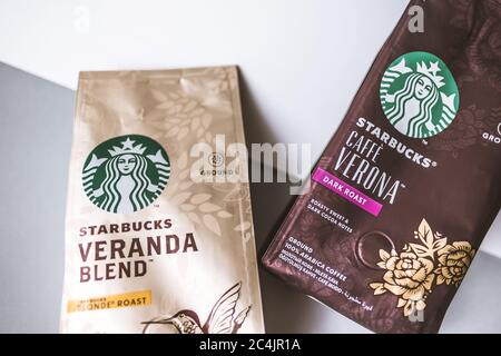 Caffè macinato in una confezione di starbucks con un logo. Foto Stock