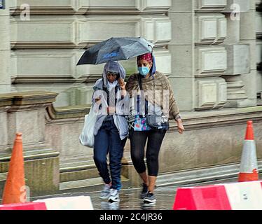 Glasgow, Scozia, Regno Unito 27 giugno 2020: Regno Unito Meteo: Pioggia pesante con il tocco estivo di essere caldo è caduto su una città brulicante con la polizia come la gente del posto ha andato circa il loro ombrello che tiene il commercio. Gerard Ferry/Alamy Live News Foto Stock