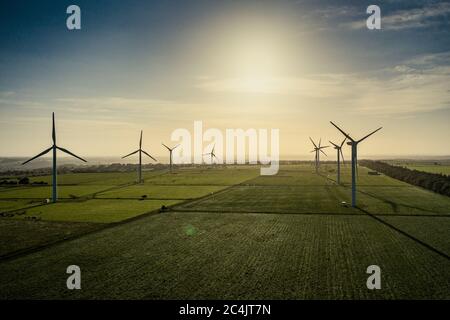 Le turbine eoliche al sole sorgono appena fuori Harrogate Foto Stock