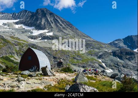 Whistler, BC, Canada: Rifugio alpino al lago Wedgemount nel Parco Provinciale Garibaldi – Stock Photo Foto Stock