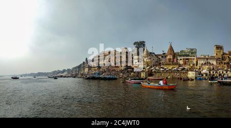 Fiume Ganges, Varanasi, Uttar Pradesh, India; 30-Gen-2019; turisti in barca Foto Stock