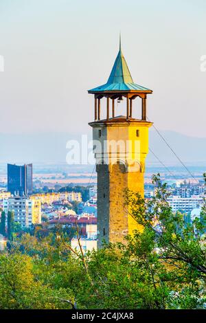 Skyline aereo di Plovdiv, Bulgaria con Torre dell'Orologio a Sahat tepe, collina di Danov Foto Stock