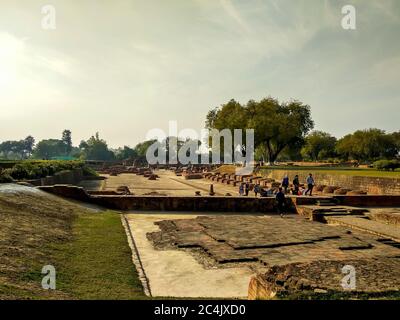 Sito di scavo degli antichi monasteri buddisti vicino a Dhamekh Stupa sito monumento, Sarnath, Uttar Pradesh, India Foto Stock