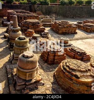 Sito di scavo degli antichi monasteri buddisti vicino a Dhamekh Stupa sito monumento, Sarnath, Uttar Pradesh, India Foto Stock
