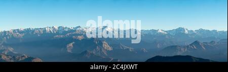 Shivalik gamma dell'Himalaya, Narkanda Valley, Himachal Pradesh - una vista panoramica della catena montuosa Shivalik, presa dal picco HATU Foto Stock